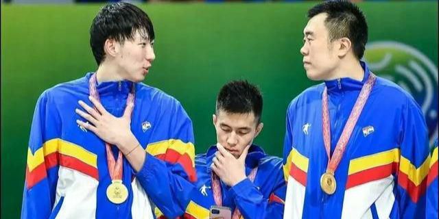 阿根廷媒体和球迷都对主帅斯卡洛尼的这一决定感到很惊讶，不过迪巴拉依然在对巴西的赛后和阿根廷全队一起庆祝了胜利。