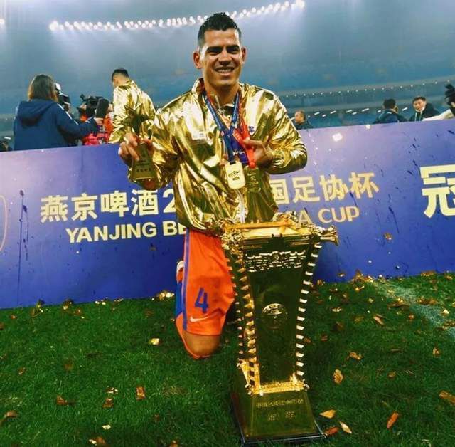 阿森纳旧将、勒沃库森中场扎卡最近在考欧足联A级教练证，他接受了PFA采访并谈到了勒沃库森主帅哈维-阿隆索与阿森纳主帅阿尔特塔的区别。
